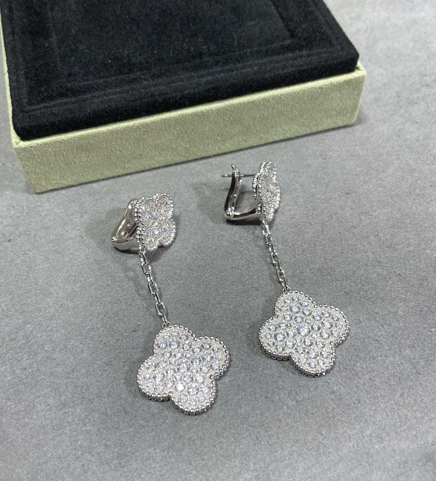 „Glow Jewelry“ KLEEBÖRGLEICHEN 2 MOTIVE DIAMANT BESETZTE SILBER OHRRINGE