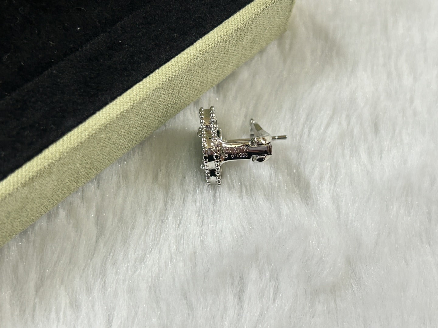 'Glow Jewelry' KLEEBATT PIETERSIT MEDIUM OHRSTECKER