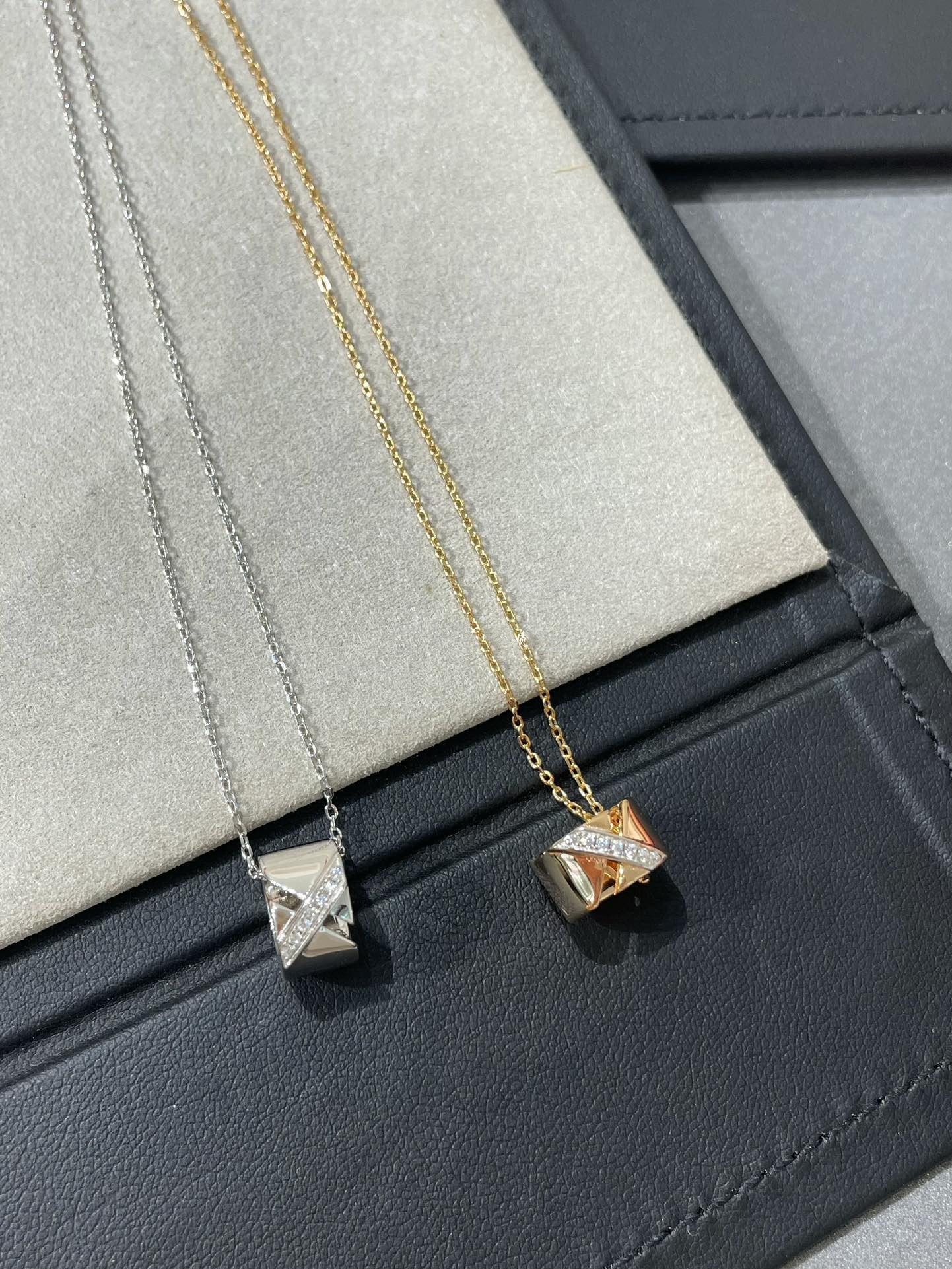 ¡®Glow Jewelry¡¯LIENS EVIDENCE DIAMOND NECKLACE