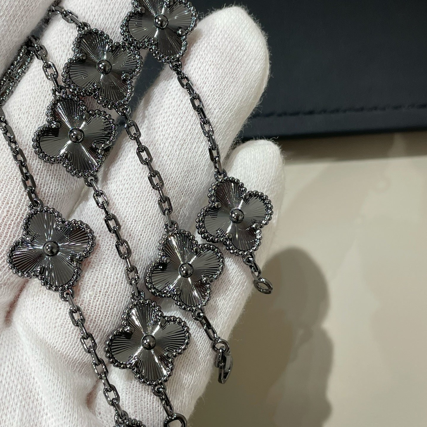 [Glow Jewelry]Neues CLOVER 5 MOTIV SCHWARZES ARMBAND