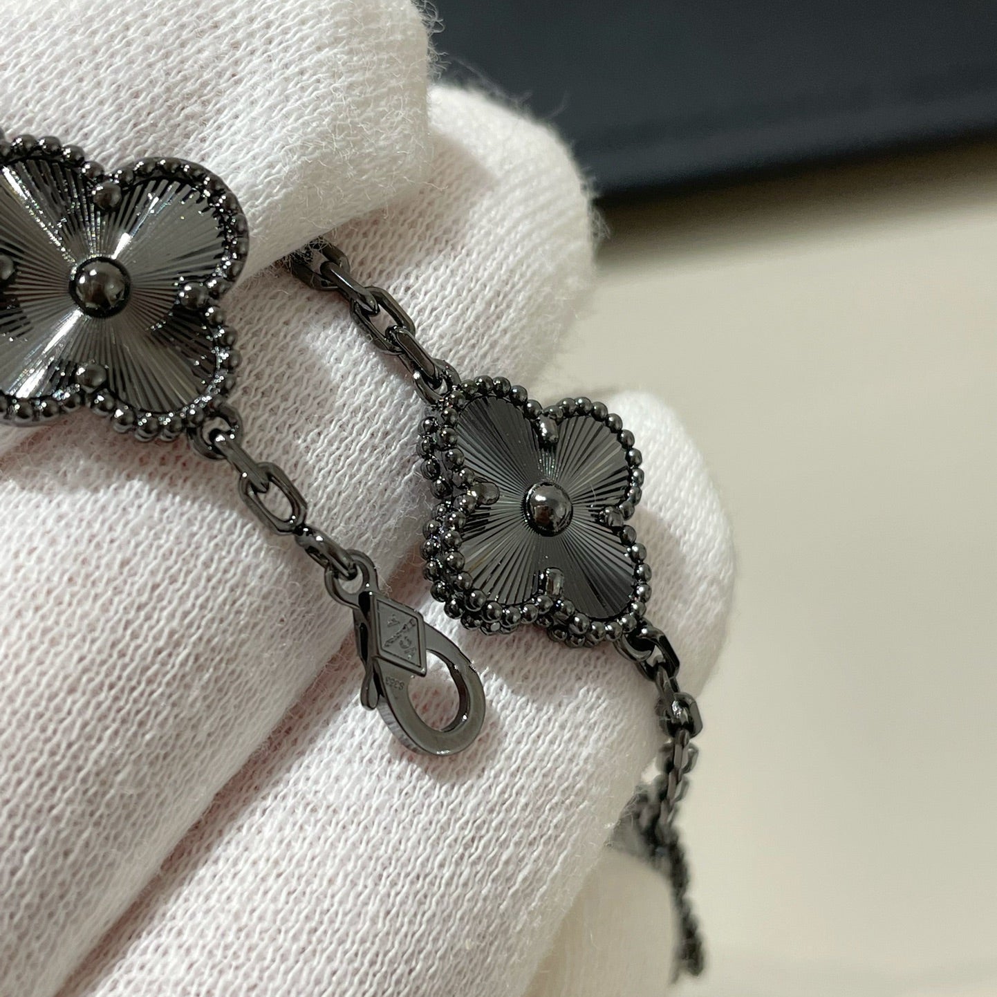 [Glow Jewelry]Neues CLOVER 5 MOTIV SCHWARZES ARMBAND