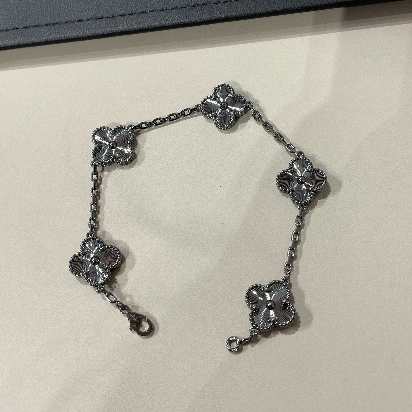 [Glow Jewelry]Neues CLOVER 5 MOTIV SCHWARZES ARMBAND