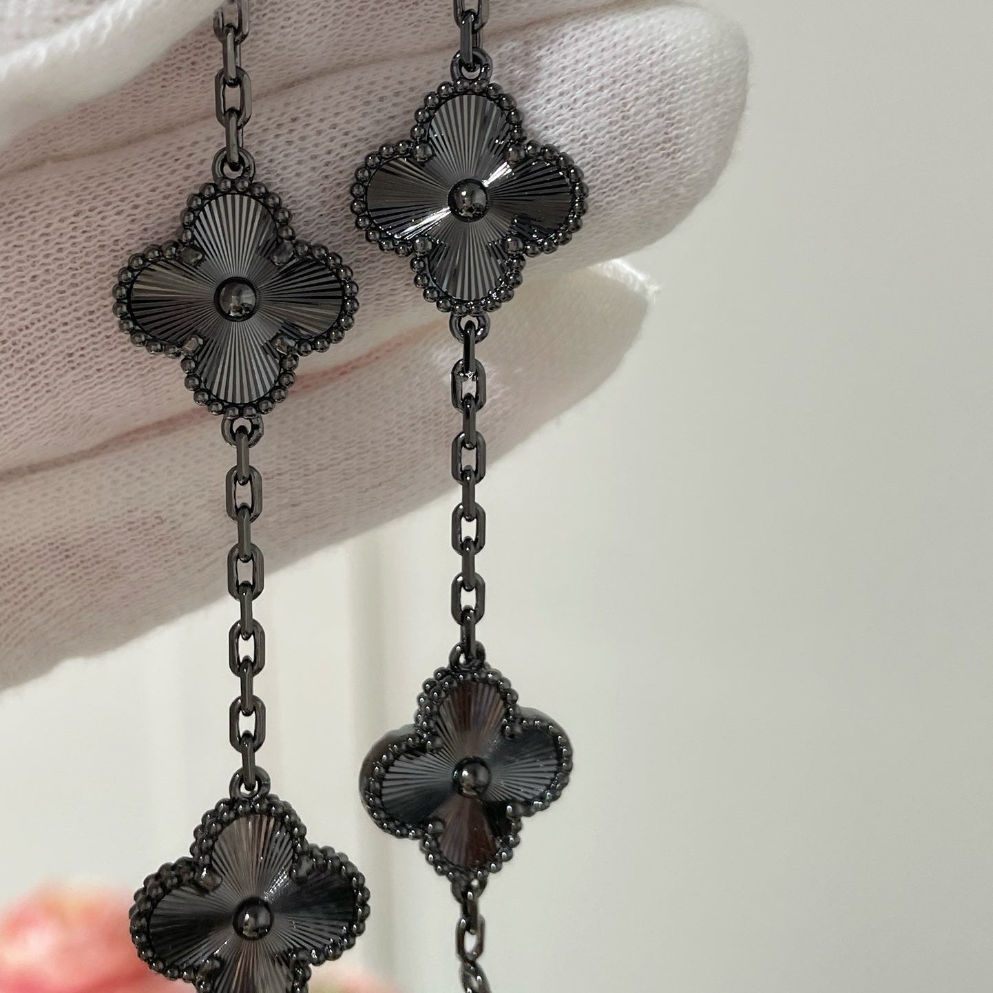 [Glow Jewelry]Neues CLOVER 5 MOTIV SCHWARZES ARMBAND