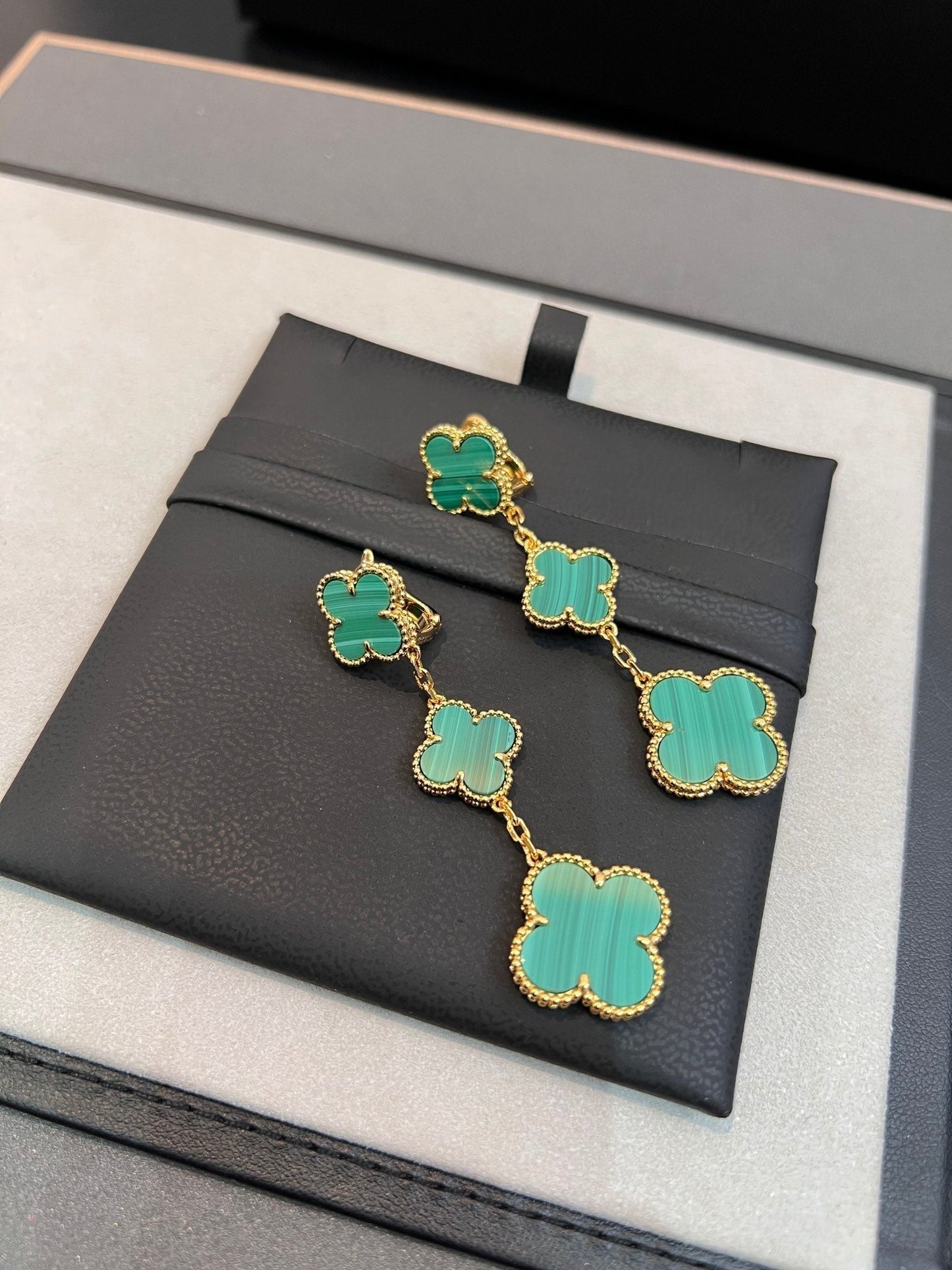 ¡®Glow Jewelry¡¯CLOVER MALACHITE 3 MOTIFS GOLD