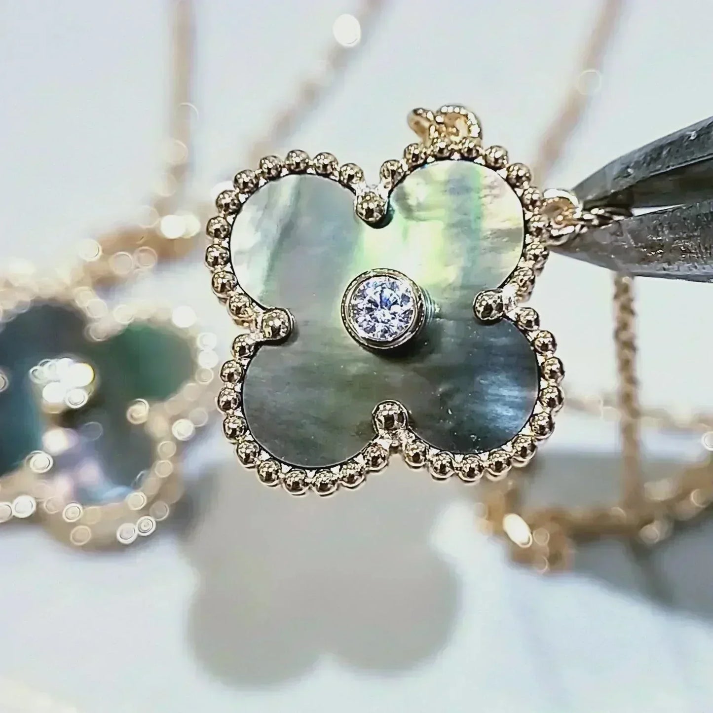 [Glow Jewelry]CLOVER 15MM DIAMOND AND MOTHER-OF-GREY NECKLACE