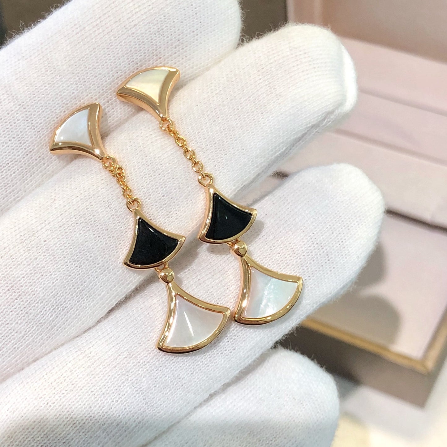 [Glow Jewelry]DREAM EARRINGS 3 MOTIFS ONYX MOP PINK GOLD