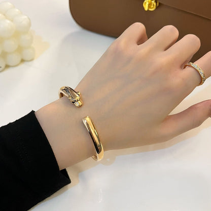 「グロージュエリー」パンテールゴールドオープンブレスレット