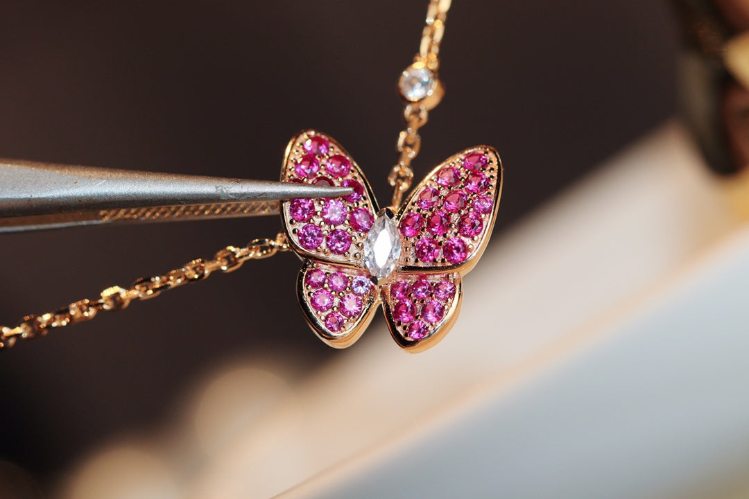 Glow Jewelry「バタフライレッドダイヤモンドローズゴールドネックレス」