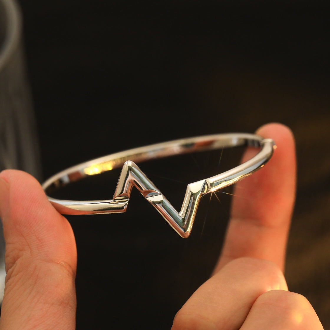 „Leuchtender Schmuck“ VOLTE UPSIDE DOWN ARMREIF