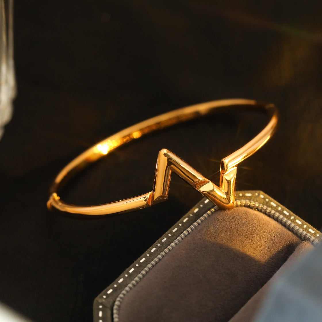 „Leuchtender Schmuck“ VOLTE UPSIDE DOWN ARMREIF
