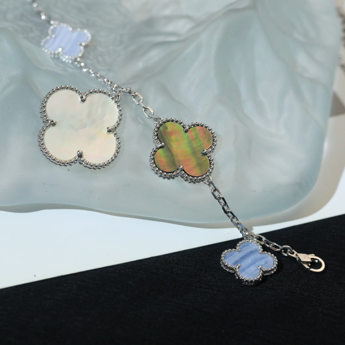 ¡®Glow Jewelry¡¯CLOVER BRACELET 5 MOTIFS MOP CHALCEDONY SILVER