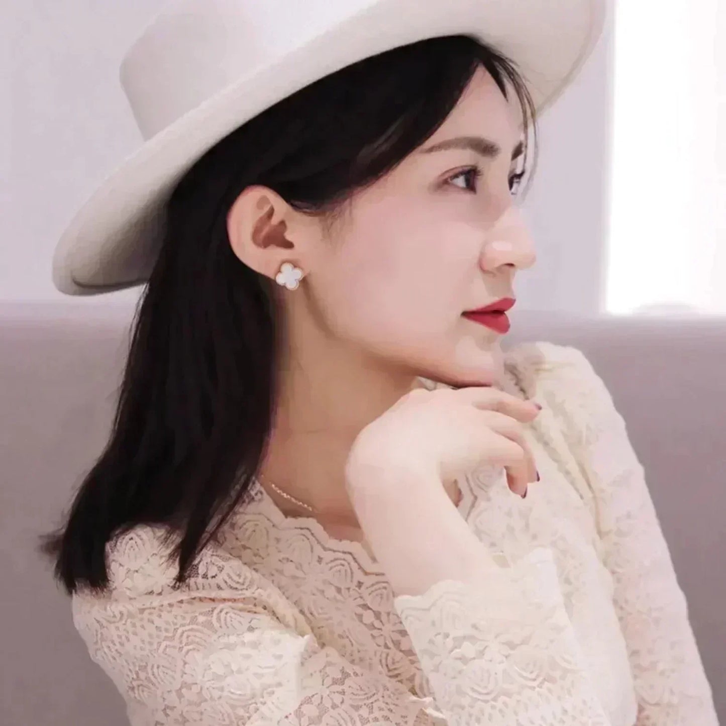 ¡®Glow Jewelry¡¯CLOVER MEDIUM 1 MOTIFS  WHITE MOP STUD EARRINGS