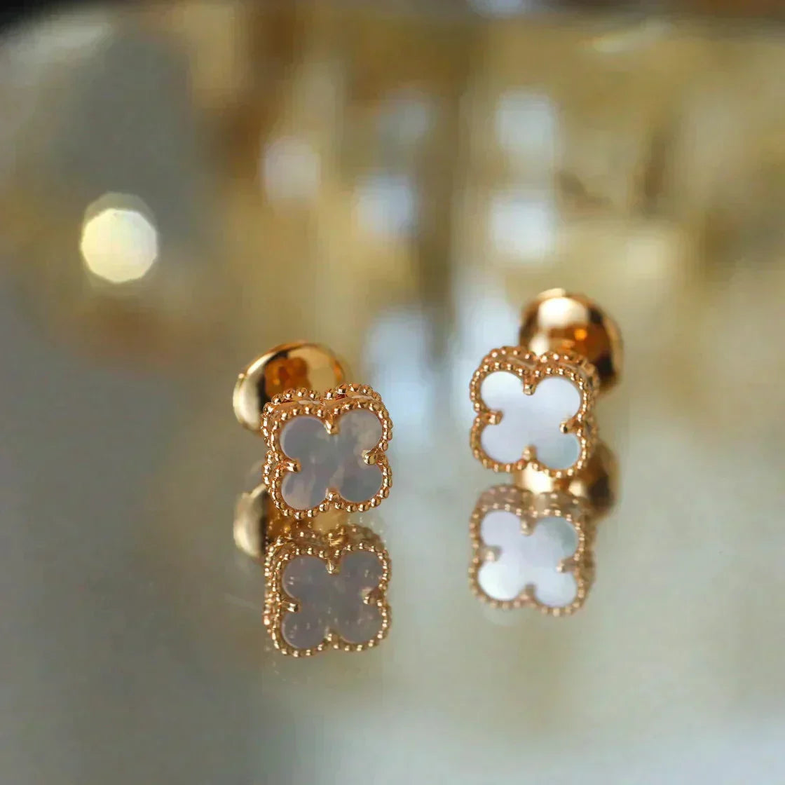 [Glow Jewelry]CLOVER MINI 9.5MM WHITE MOP EARRINGS