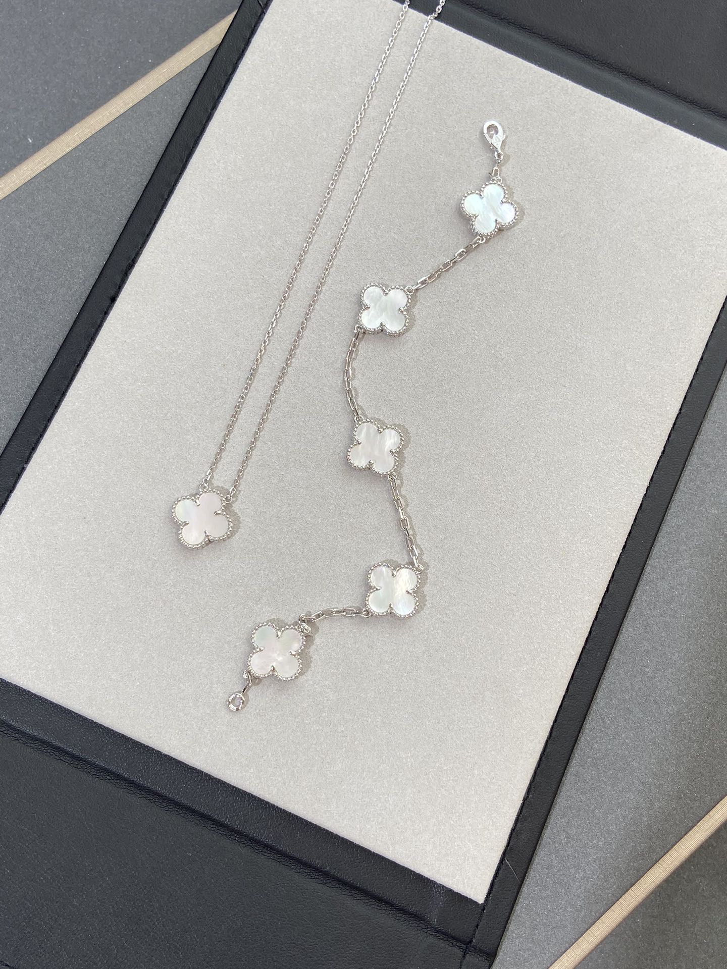 [Glow Jewelry]New CLOVER WHITE PEARL MOP 5 MOTIF BRACELET COLLECTION