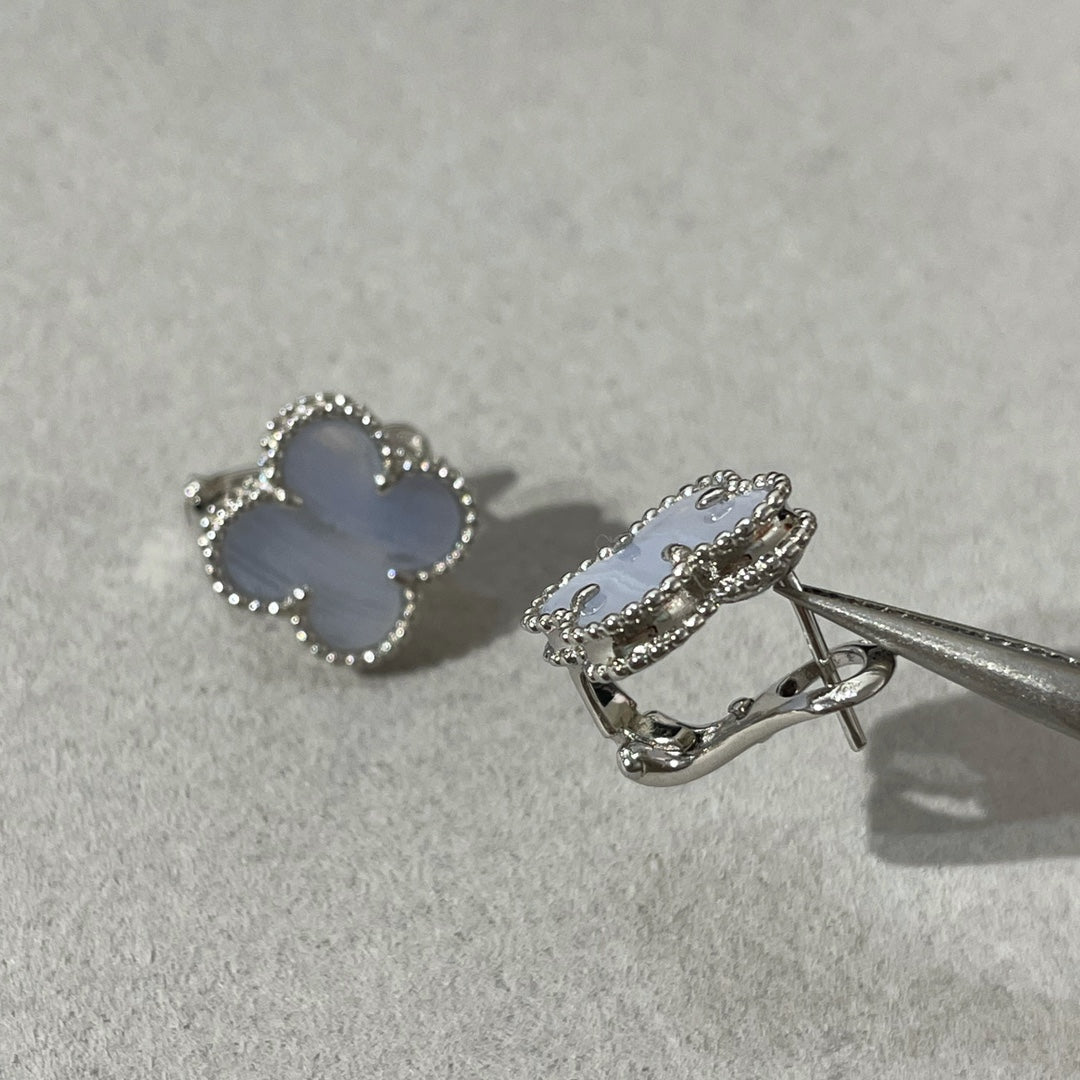 [Glow Jewelry]CLOVER CHALCEDONY SILVER STUD EARRINGS