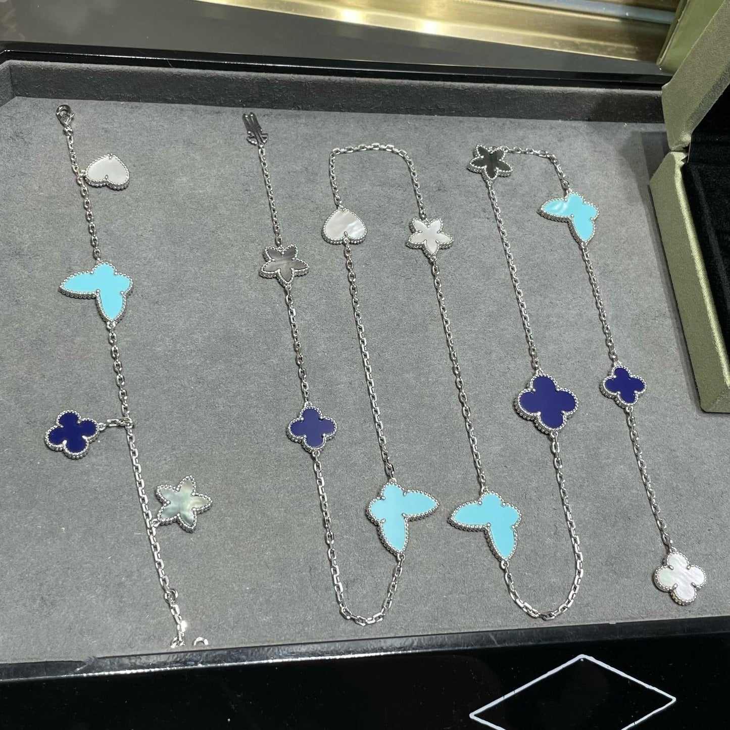 ¡®Glow Jewelry¡¯LUCKY CLOVER SILVER 11 MOTIF NECKLACE