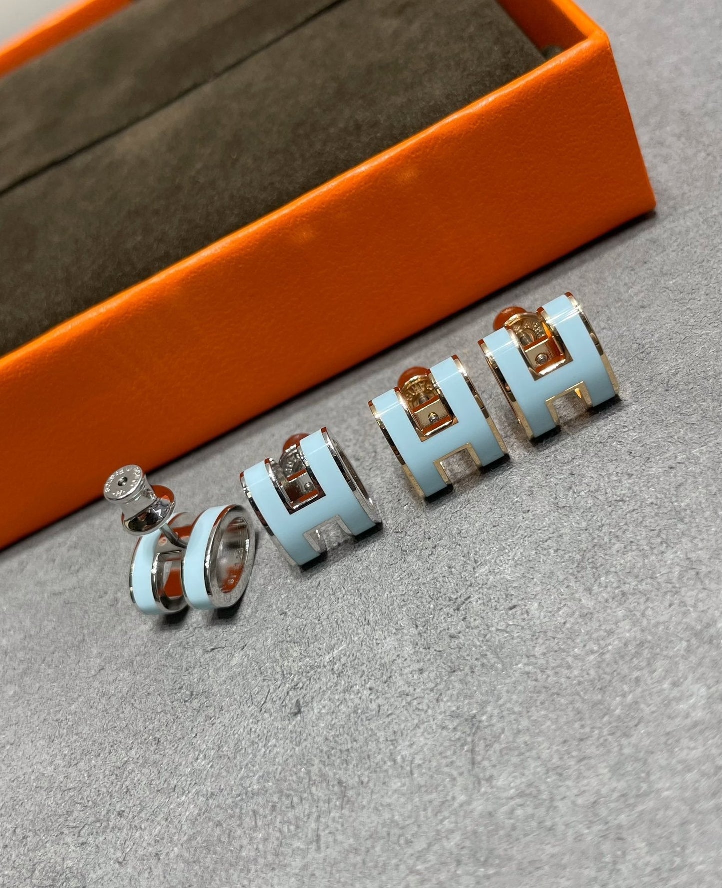 [Glow Jewelry]POP H SKY BLUE STUD EARRINGS