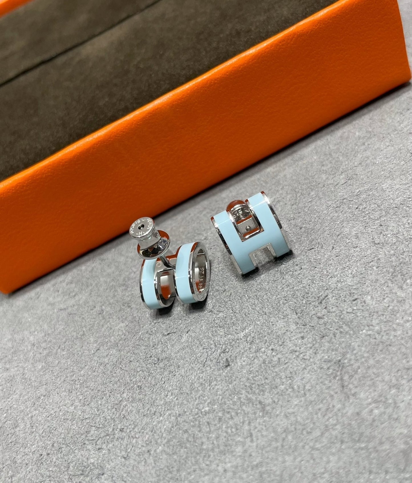 [Glow Jewelry]POP H SKY BLUE STUD EARRINGS