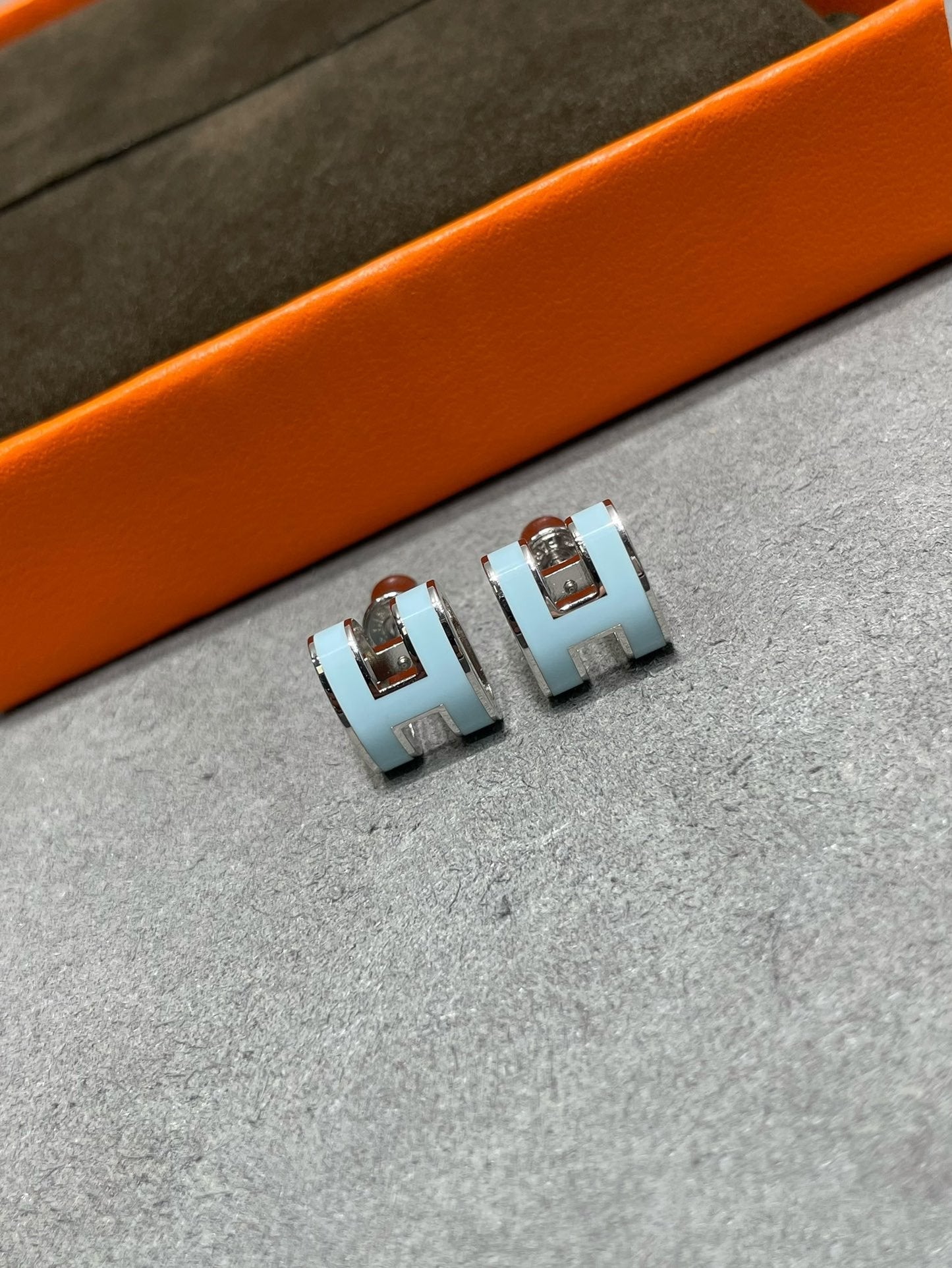 ¡®Glow Jewelry¡¯POP H SKY BLUE STUD EARRINGS