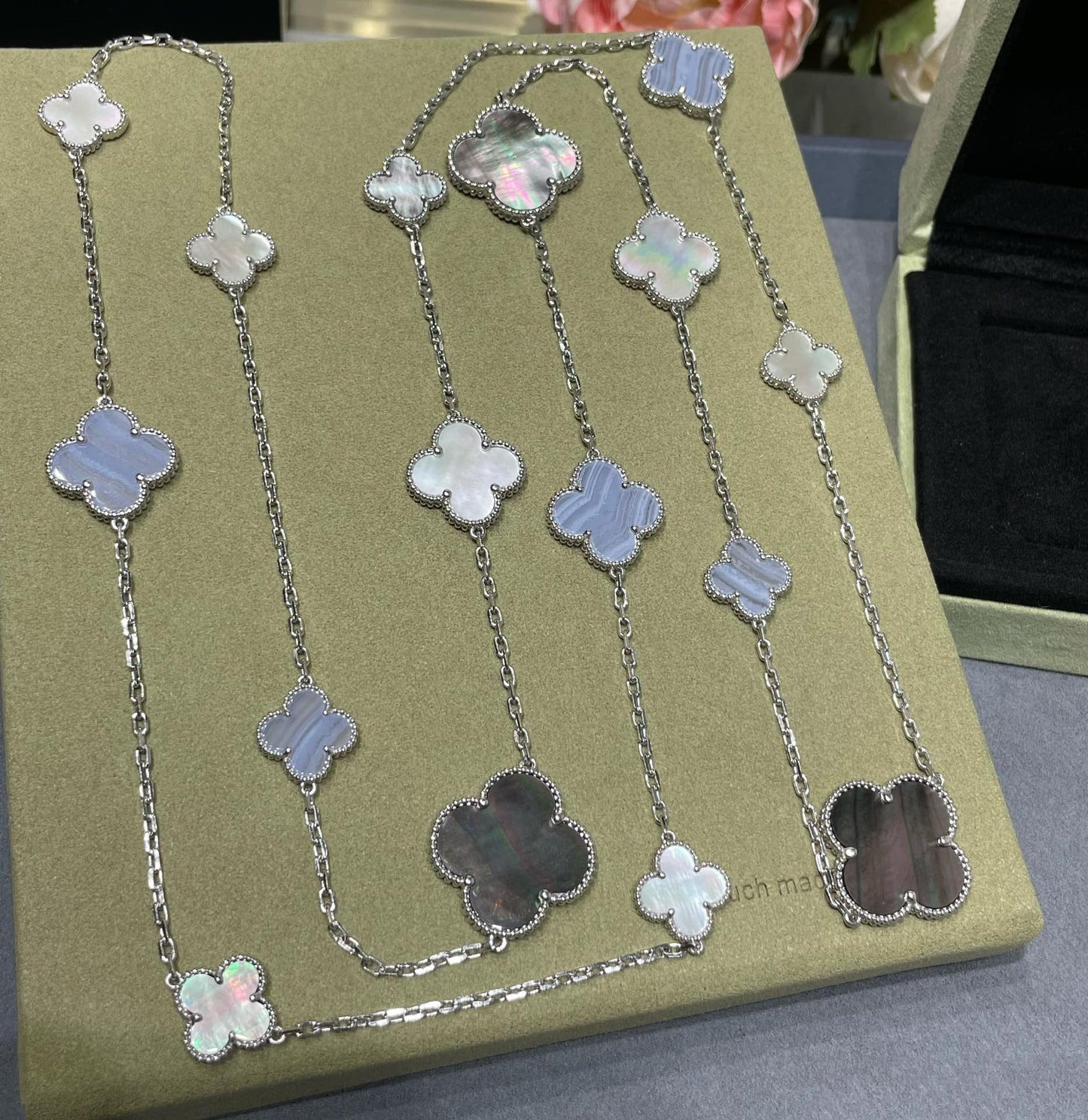 「グロージュエリー」CLOVER 16モチーフ カルセドニー マザーオブパール シルバーネックレス