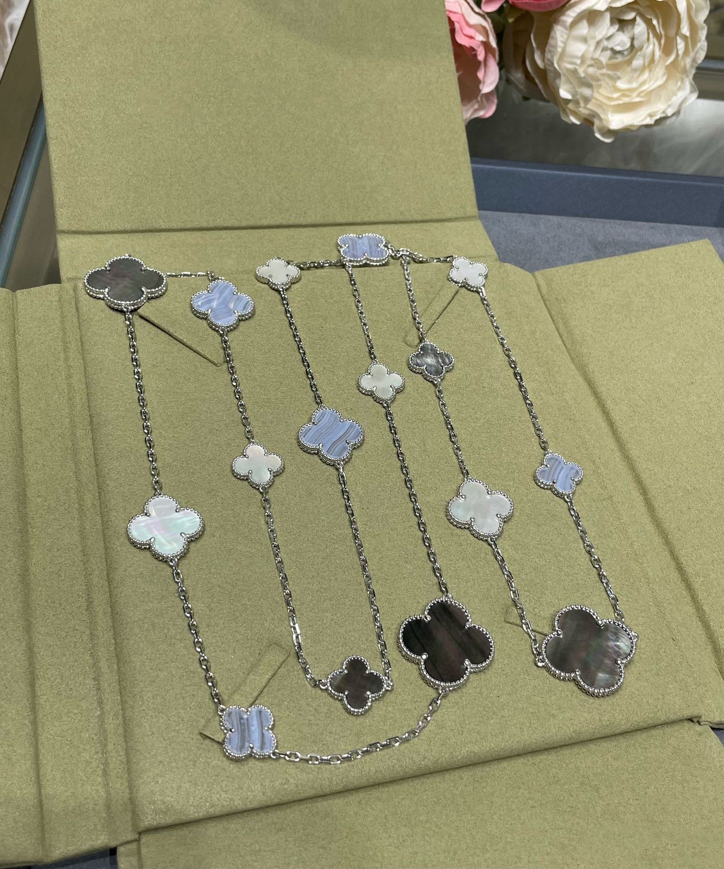 「グロージュエリー」CLOVER 16モチーフ カルセドニー マザーオブパール シルバーネックレス