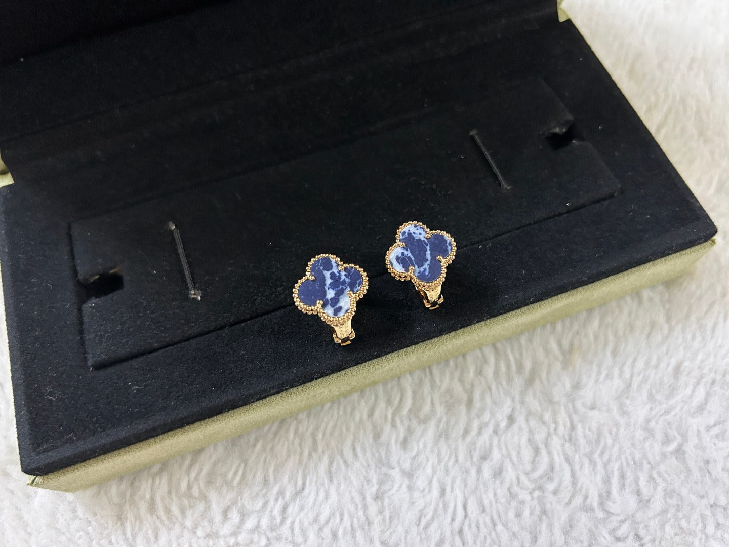 [Glow Jewelry]CLOVER PIETERSITE MEDIUM STUD EARRINGS