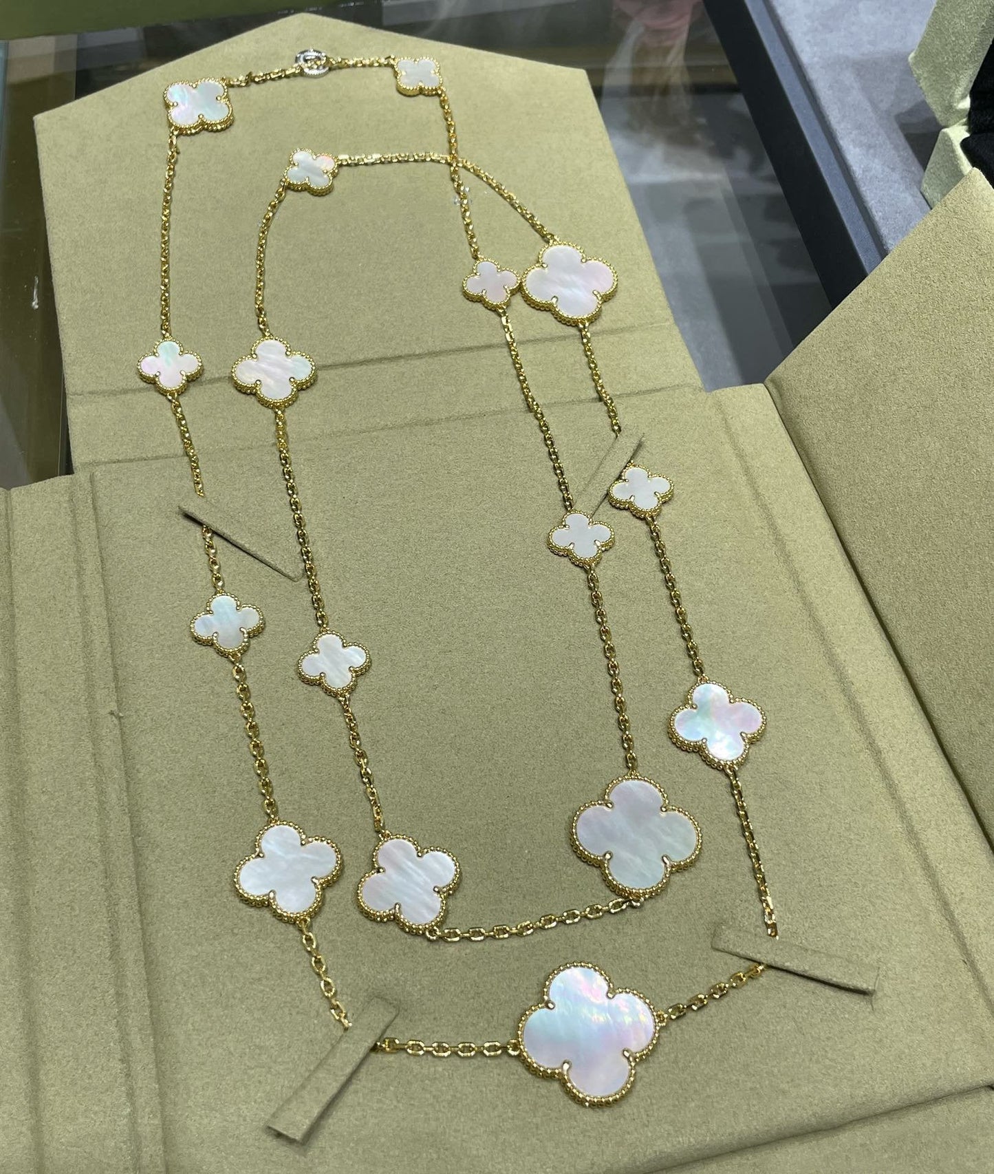 Glow Jewelry「クローバー16モチーフ 白蝶貝 ゴールドネックレス」