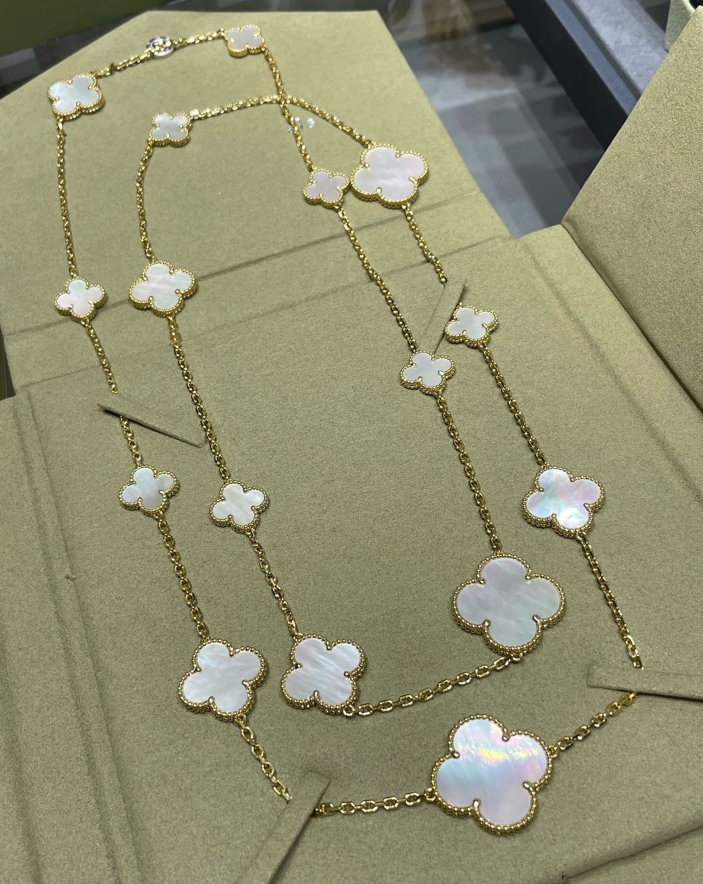 Glow Jewelry「クローバー16モチーフ 白蝶貝 ゴールドネックレス」
