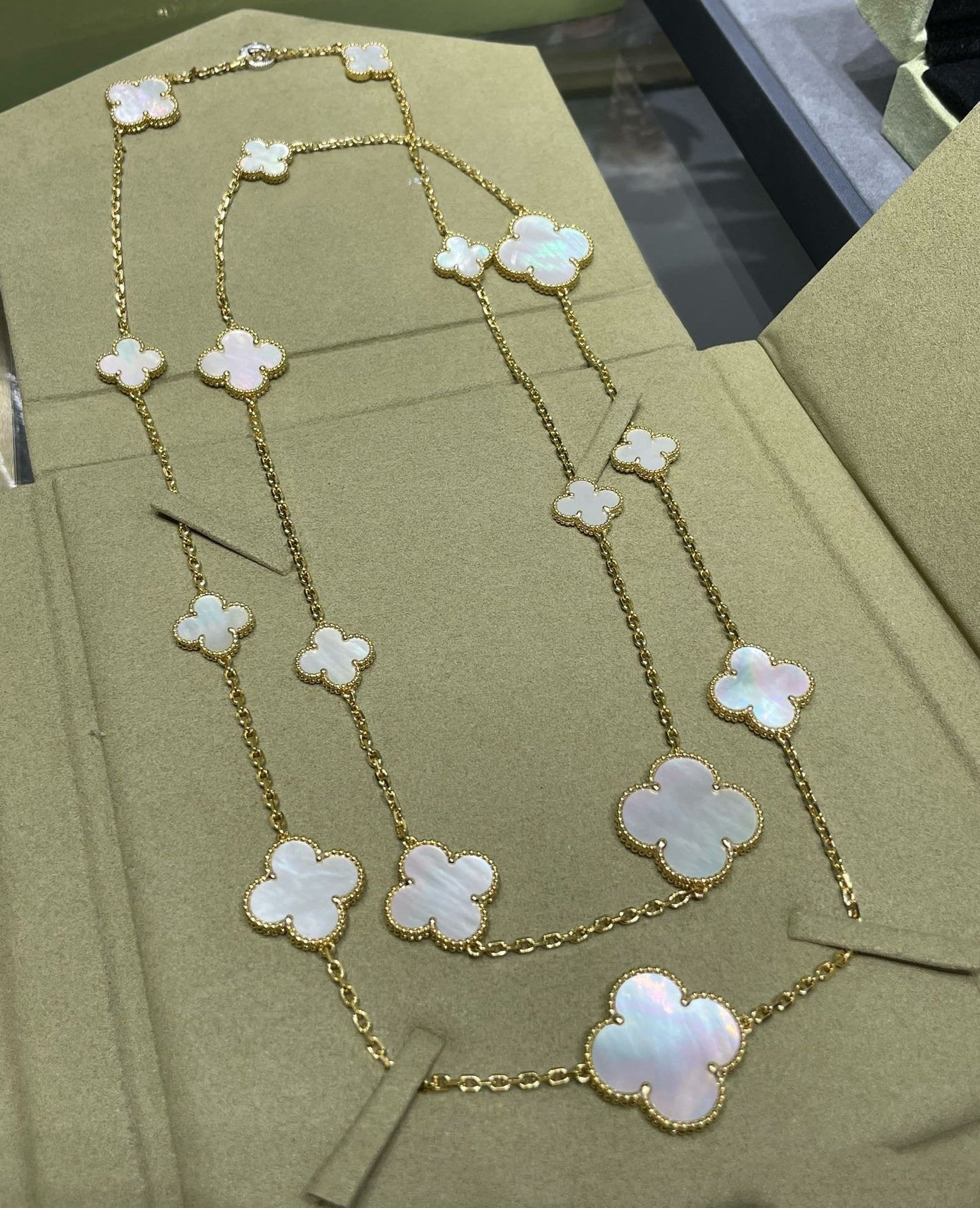 Glow Jewelry「クローバー16モチーフ 白蝶貝 ゴールドネックレス」