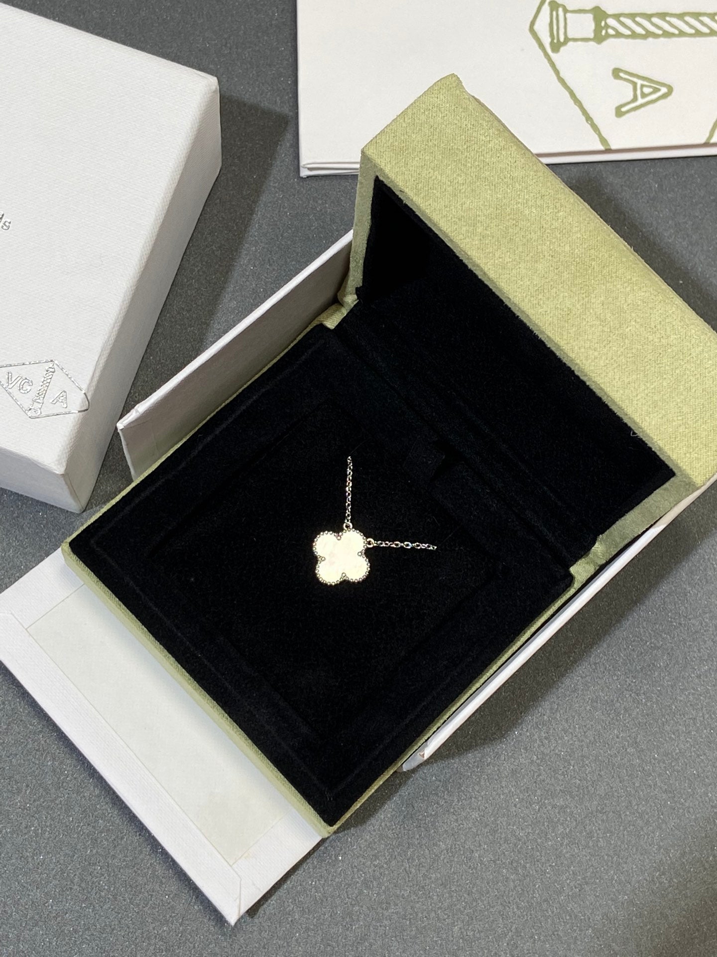 ¡®Glow Jewelry¡¯CLOVER MEDIUM SILVER WHITE MOP NECKLACE
