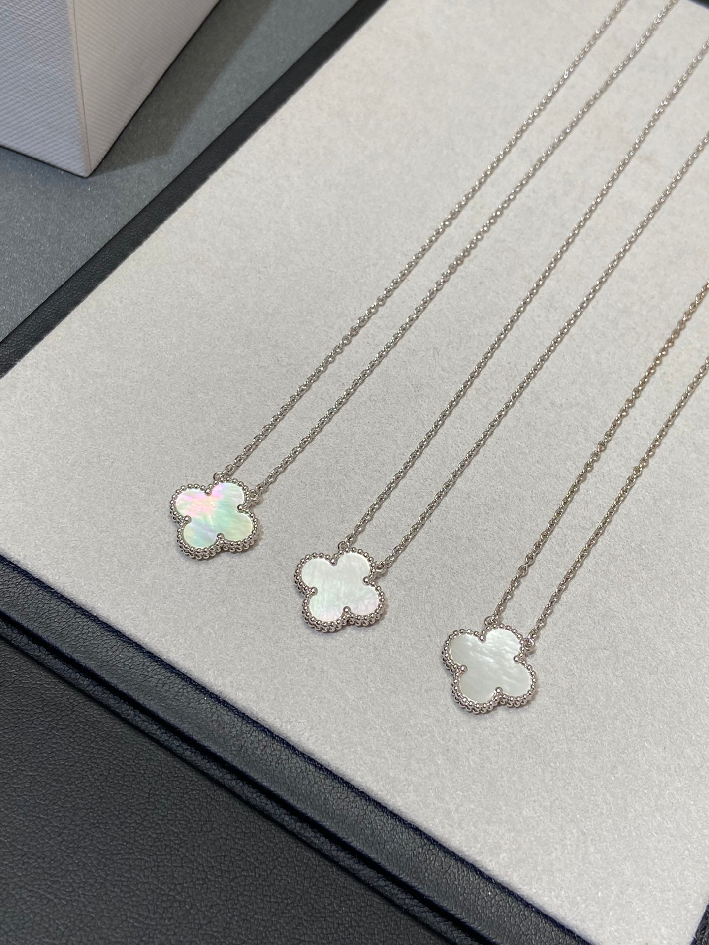 [Glow Jewelry]CLOVER MEDIUM SILVER WHITE MOP NECKLACE