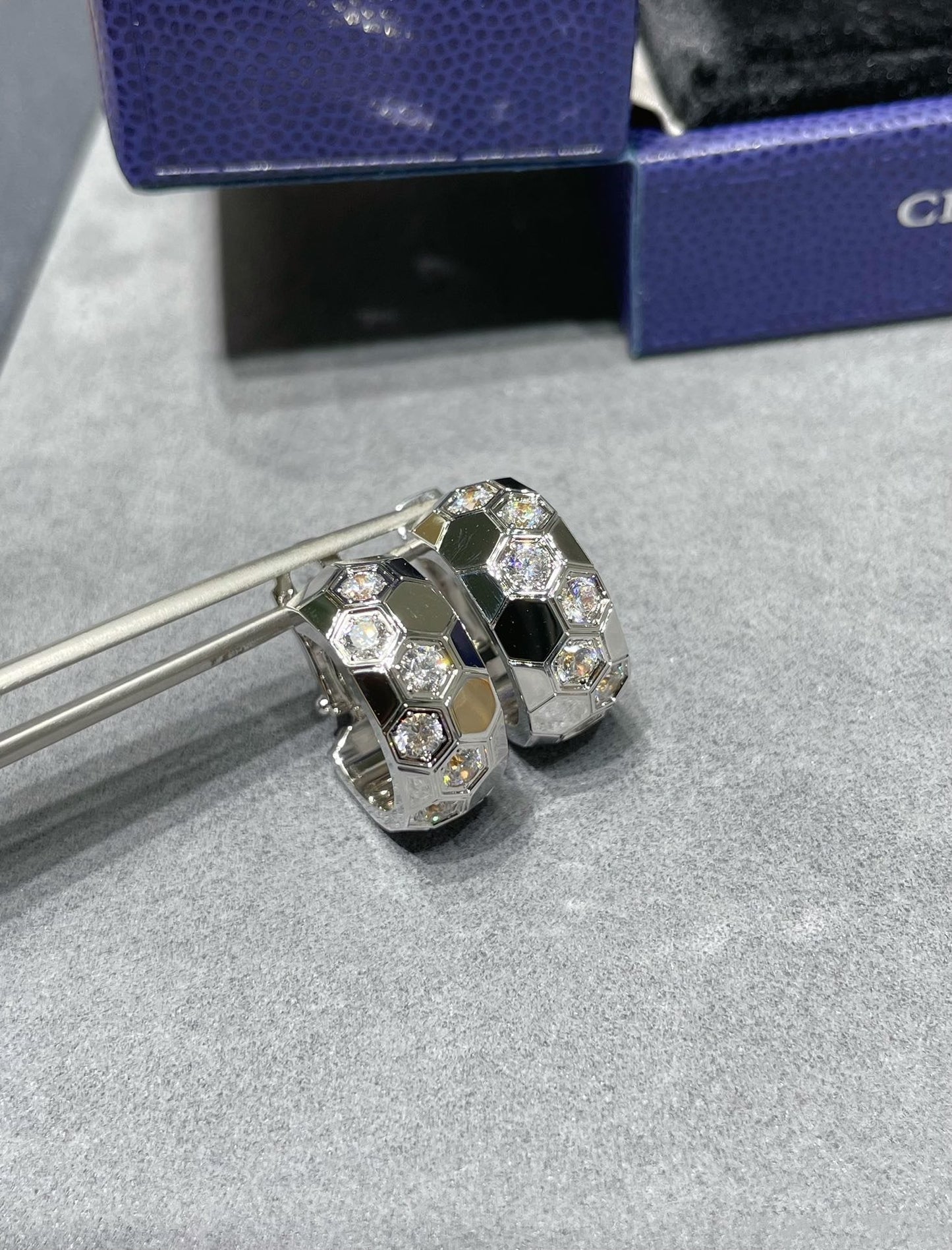 ¡®Glow Jewelry¡¯BEE LOVE DIAMOND HOOP EARRINGS