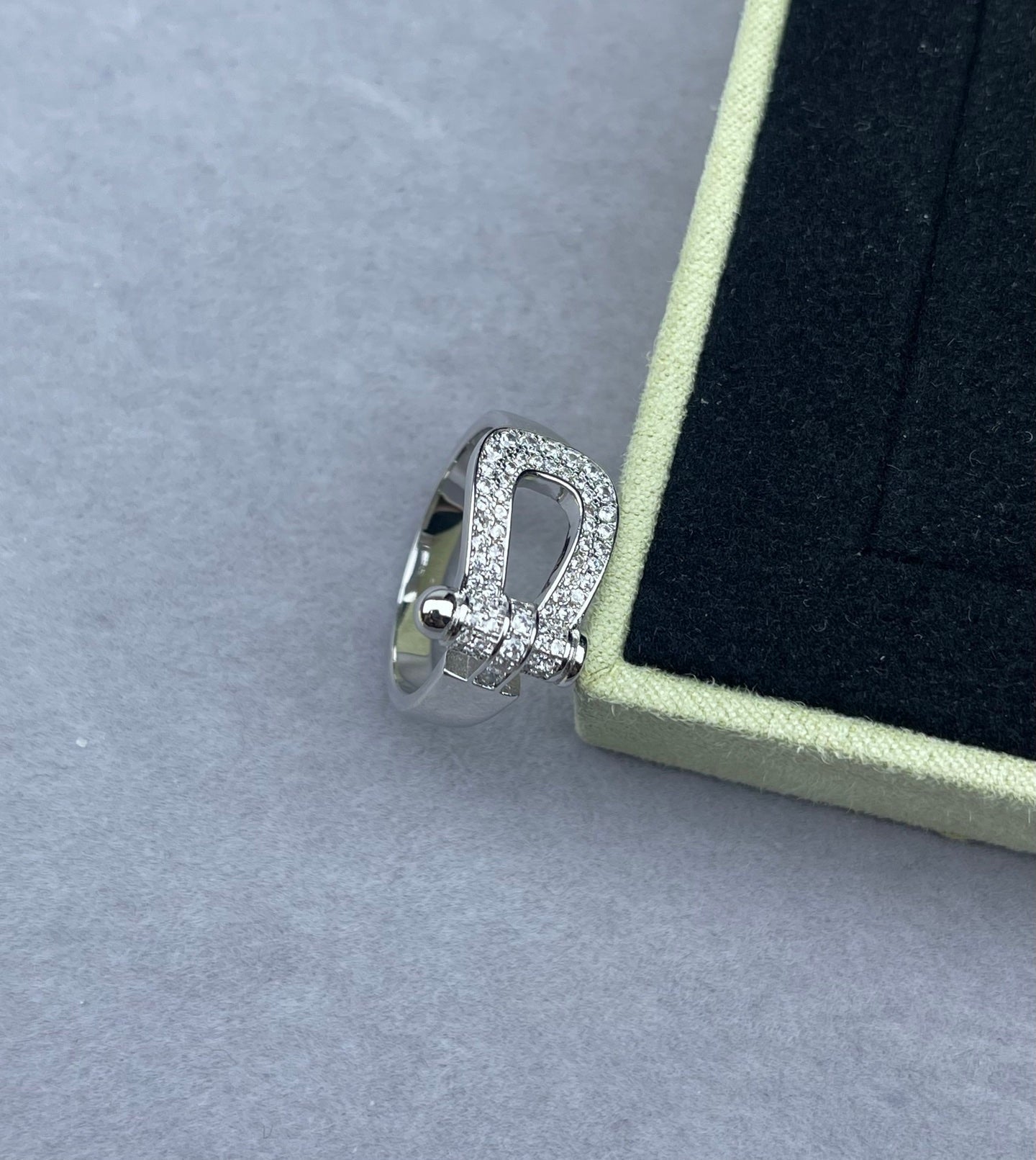[Glow Jewelry]Wide Hoof-Shaped Diamond-Studded Ring