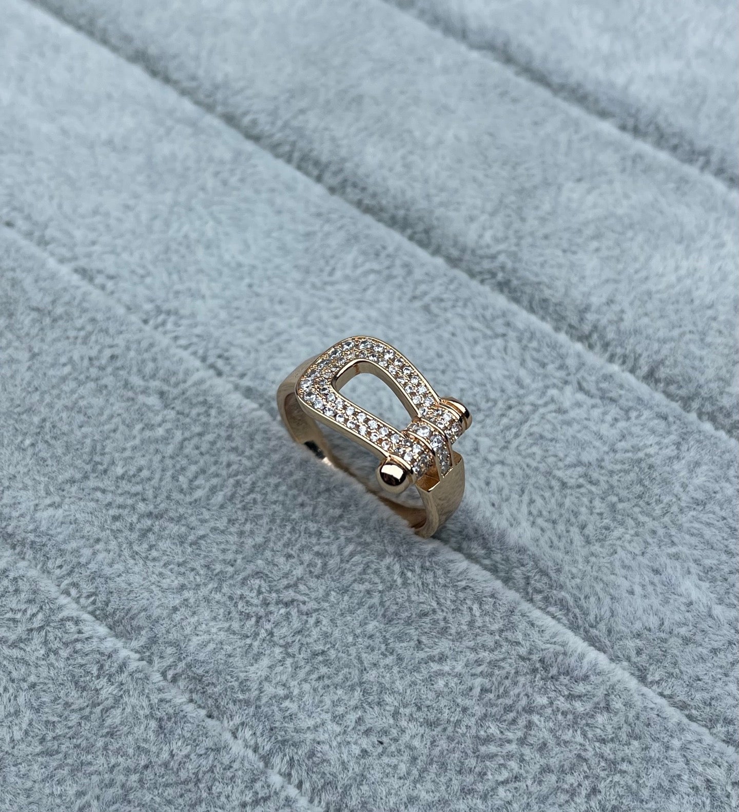 [Glow Jewelry]Wide Hoof-Shaped Diamond-Studded Ring