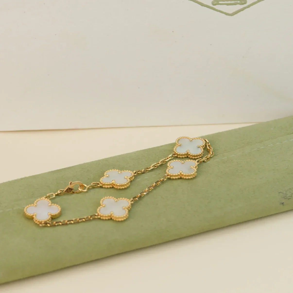 [Glow Jewelry]New CLOVER WHITE PEARL MOP 5 MOTIF BRACELET COLLECTION