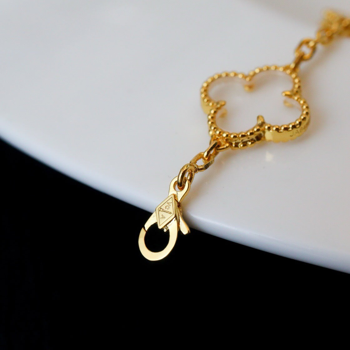[Glow Jewelry]ニュー クローバー 5モチーフ ロッククリスタルブレスレット