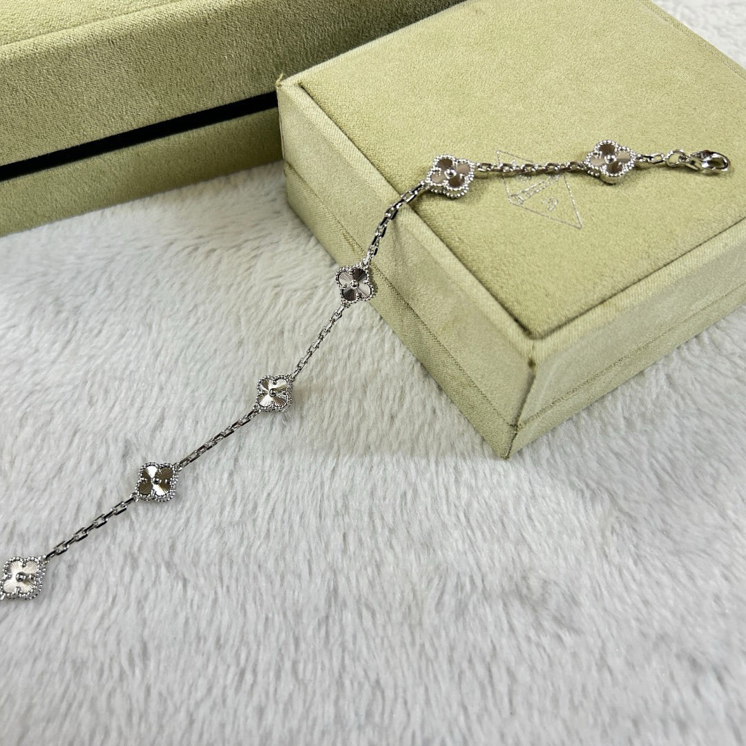 [Glow Jewelry]クローバー6モチーフダイヤモンドブレスレット