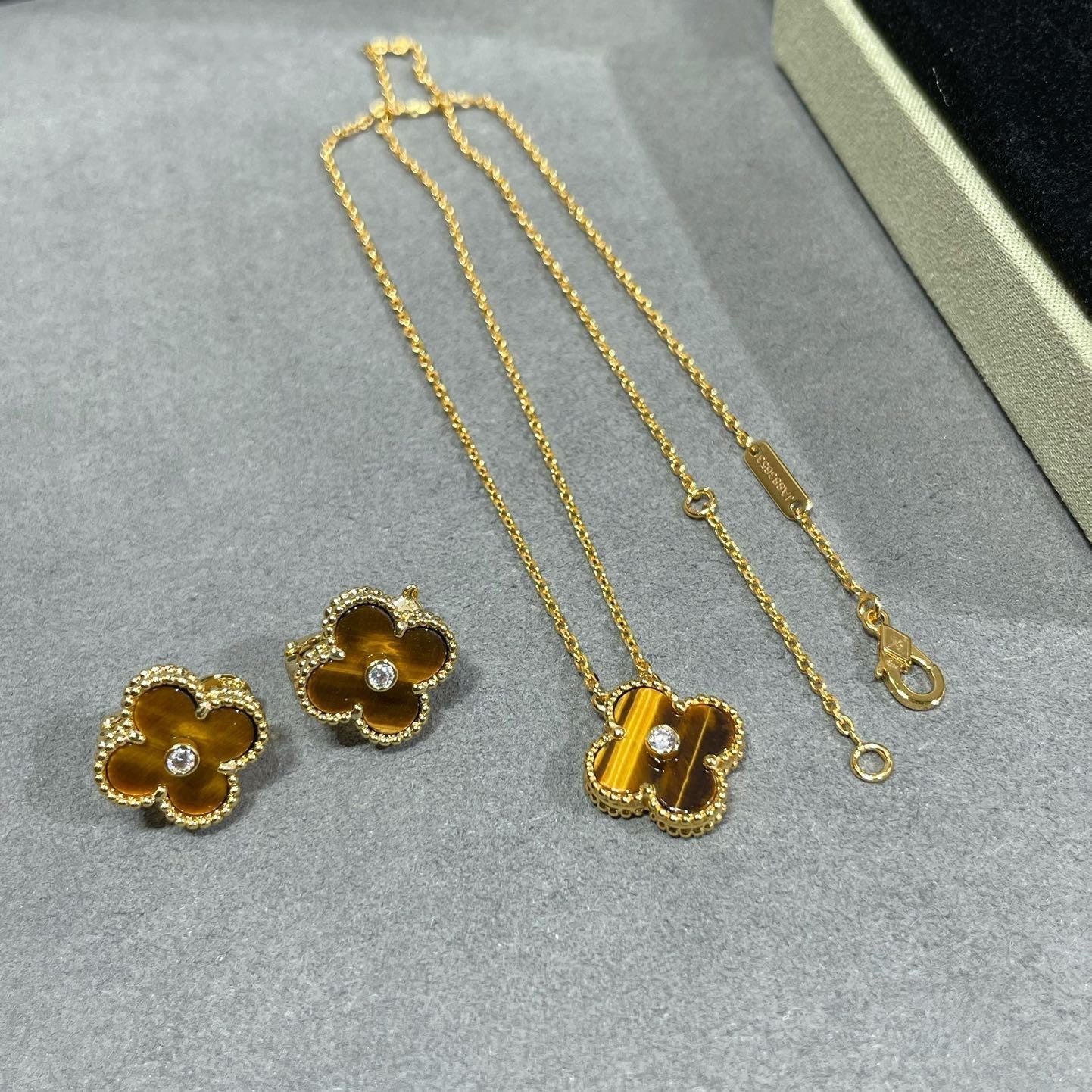 ®Glow Jewelry®CLOVER 15MM ダイヤモンドとイエロータイガーアイアゲートネックレス