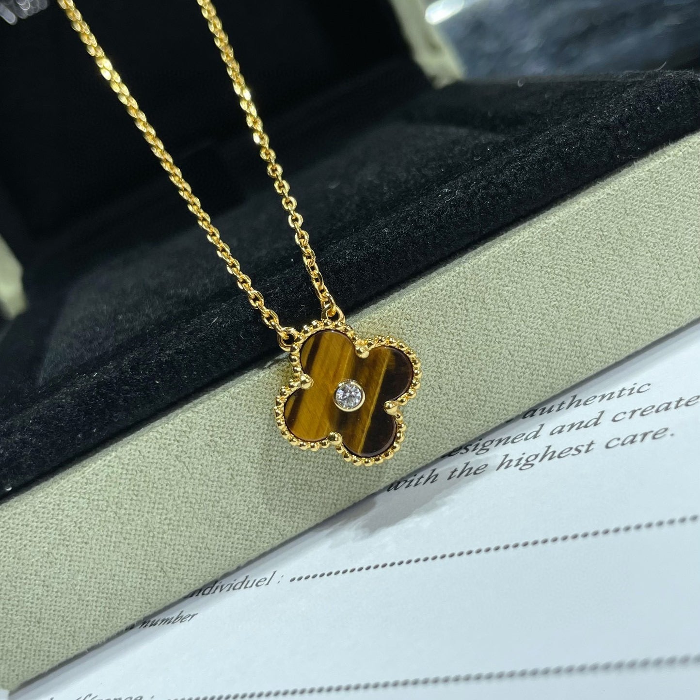 ®Glow Jewelry®CLOVER 15MM ダイヤモンドとイエロータイガーアイアゲートネックレス