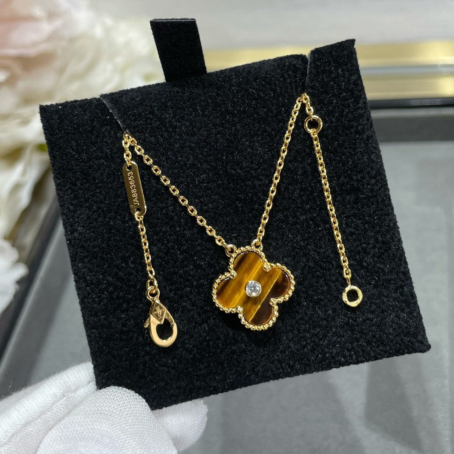 ®Glow Jewelry®CLOVER 15MM ダイヤモンドとイエロータイガーアイアゲートネックレス