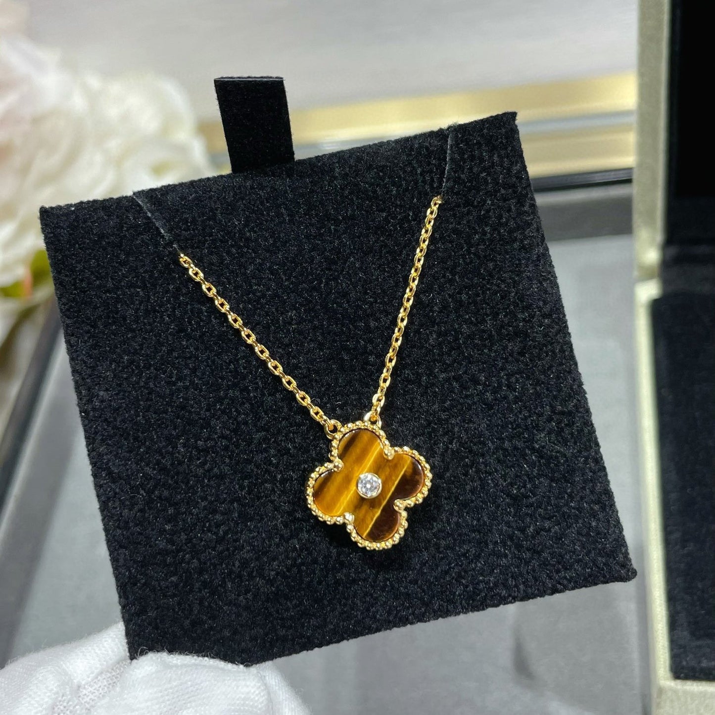 ®Glow Jewelry®CLOVER 15MM ダイヤモンドとイエロータイガーアイアゲートネックレス