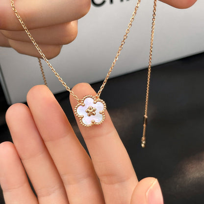 グロージュエリー 「LUCKY WHITE MOP PLUM BLOSSOM NECKLACE」