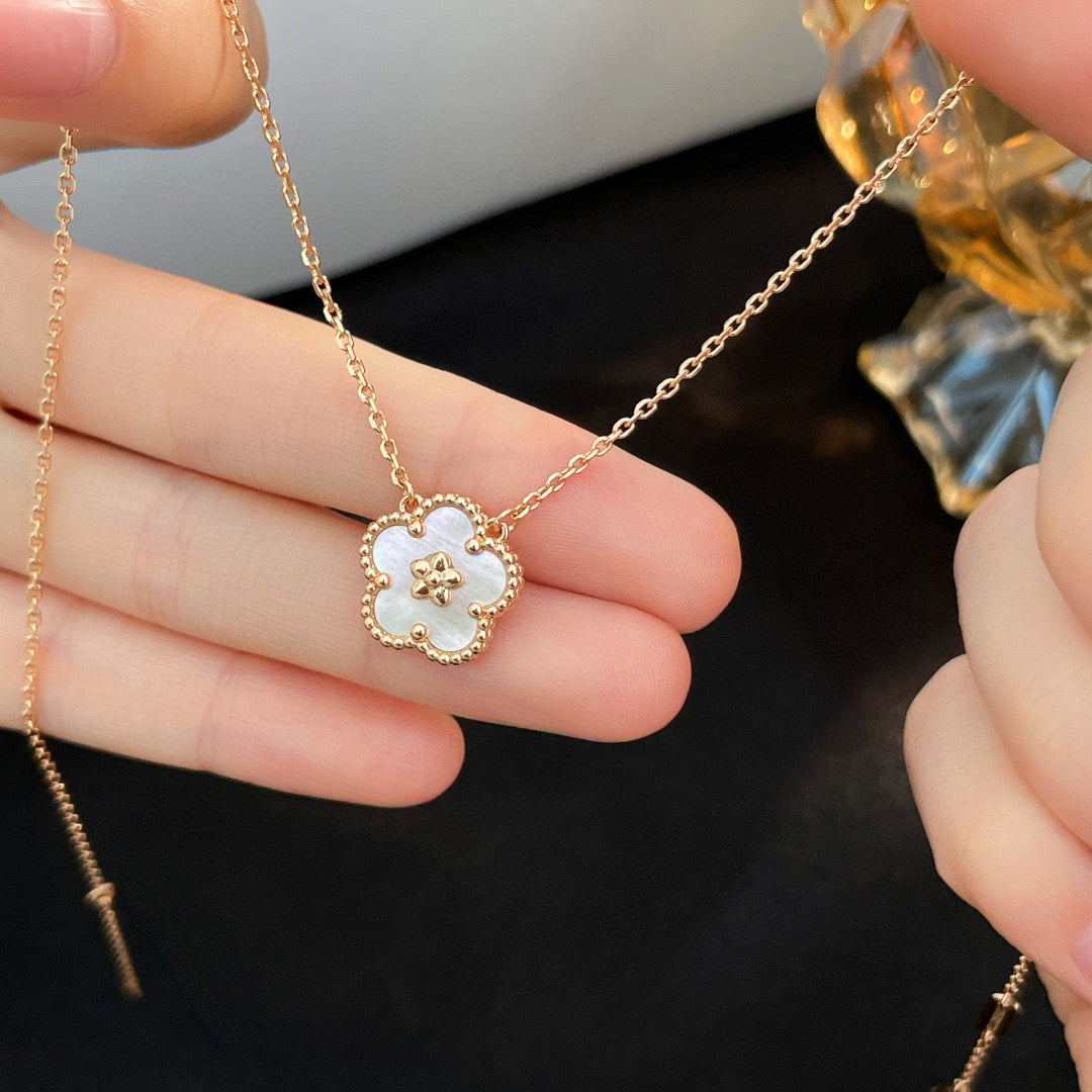 グロージュエリー 「LUCKY WHITE MOP PLUM BLOSSOM NECKLACE」