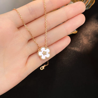 グロージュエリー 「LUCKY WHITE MOP PLUM BLOSSOM NECKLACE」