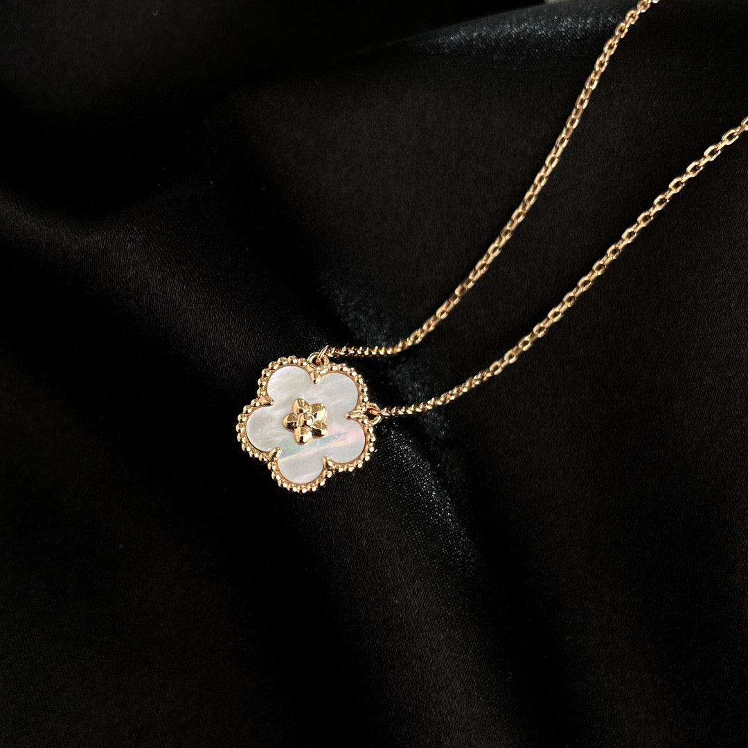 グロージュエリー 「LUCKY WHITE MOP PLUM BLOSSOM NECKLACE」