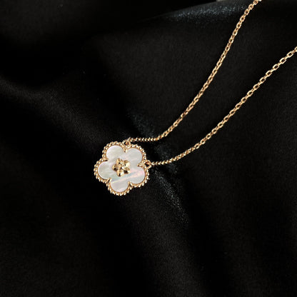 グロージュエリー 「LUCKY WHITE MOP PLUM BLOSSOM NECKLACE」