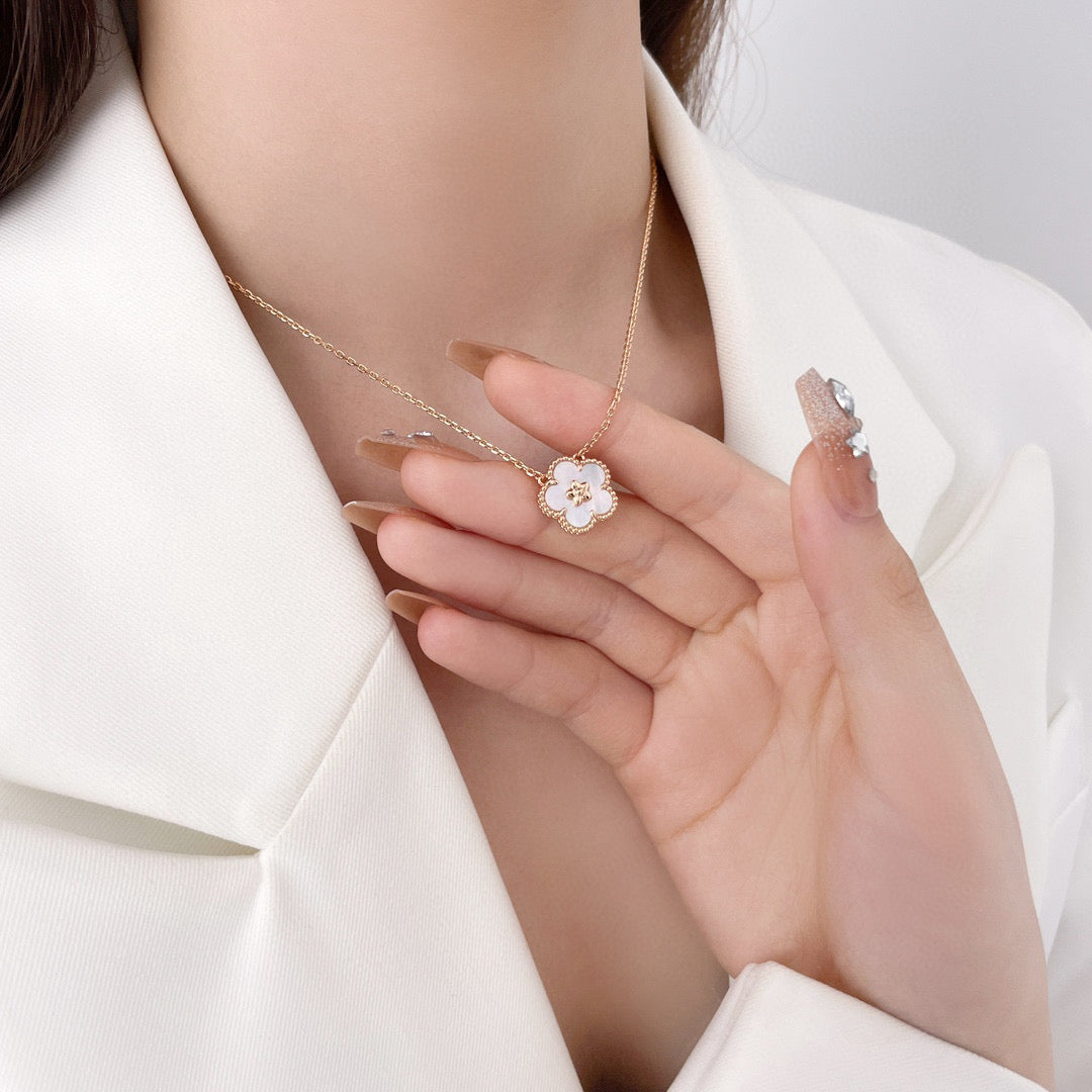 グロージュエリー 「LUCKY WHITE MOP PLUM BLOSSOM NECKLACE」