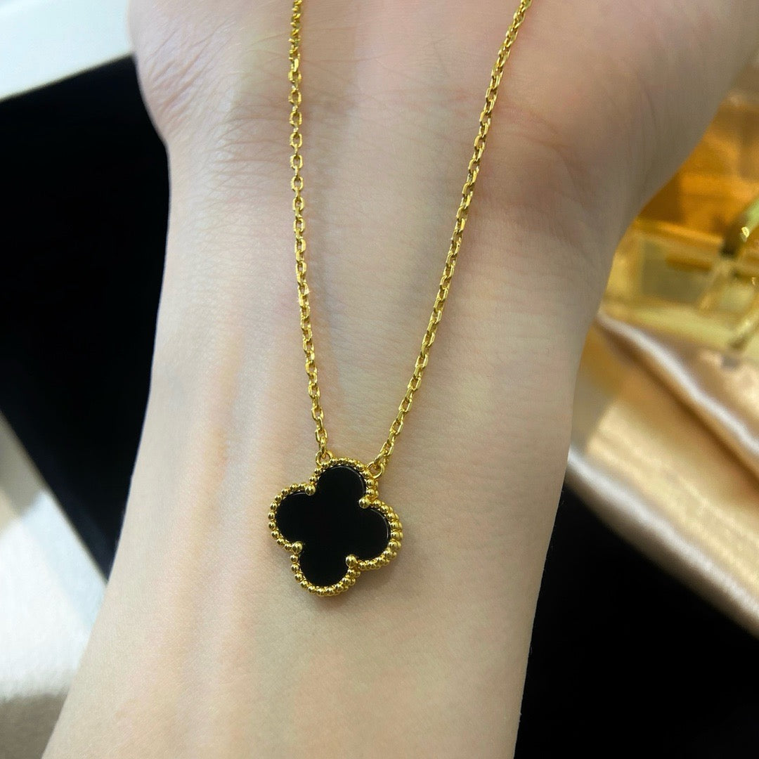 Glow Jewelry「CLOVER 15MM BLACK ONYX SINGLE FLOWER NECKLACE」