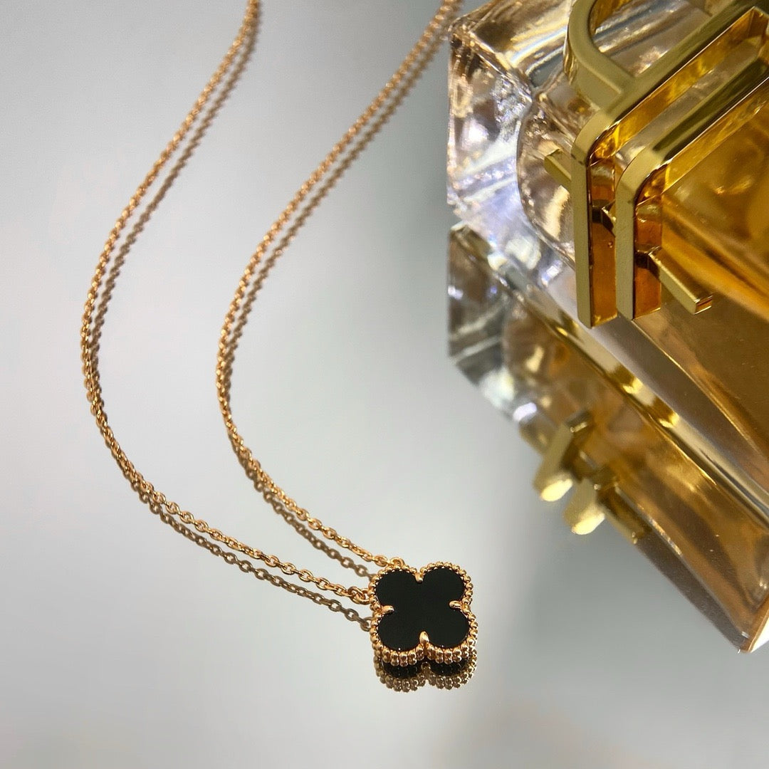 Glow Jewelry「CLOVER 15MM BLACK ONYX SINGLE FLOWER NECKLACE」