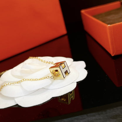 ¡®Glow Jewelry¡¯H WHITE SQUARE GOLD NECKLACE